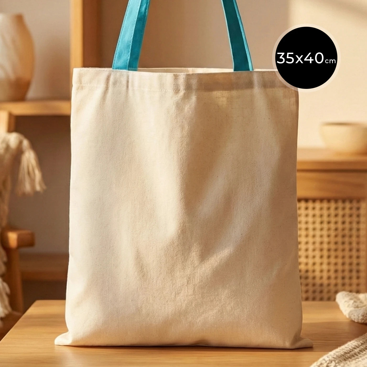 Turkuaz renkli, ham bezden üretilmiş 35x40 cm boyutlarında kullanışlı günlük çanta.
