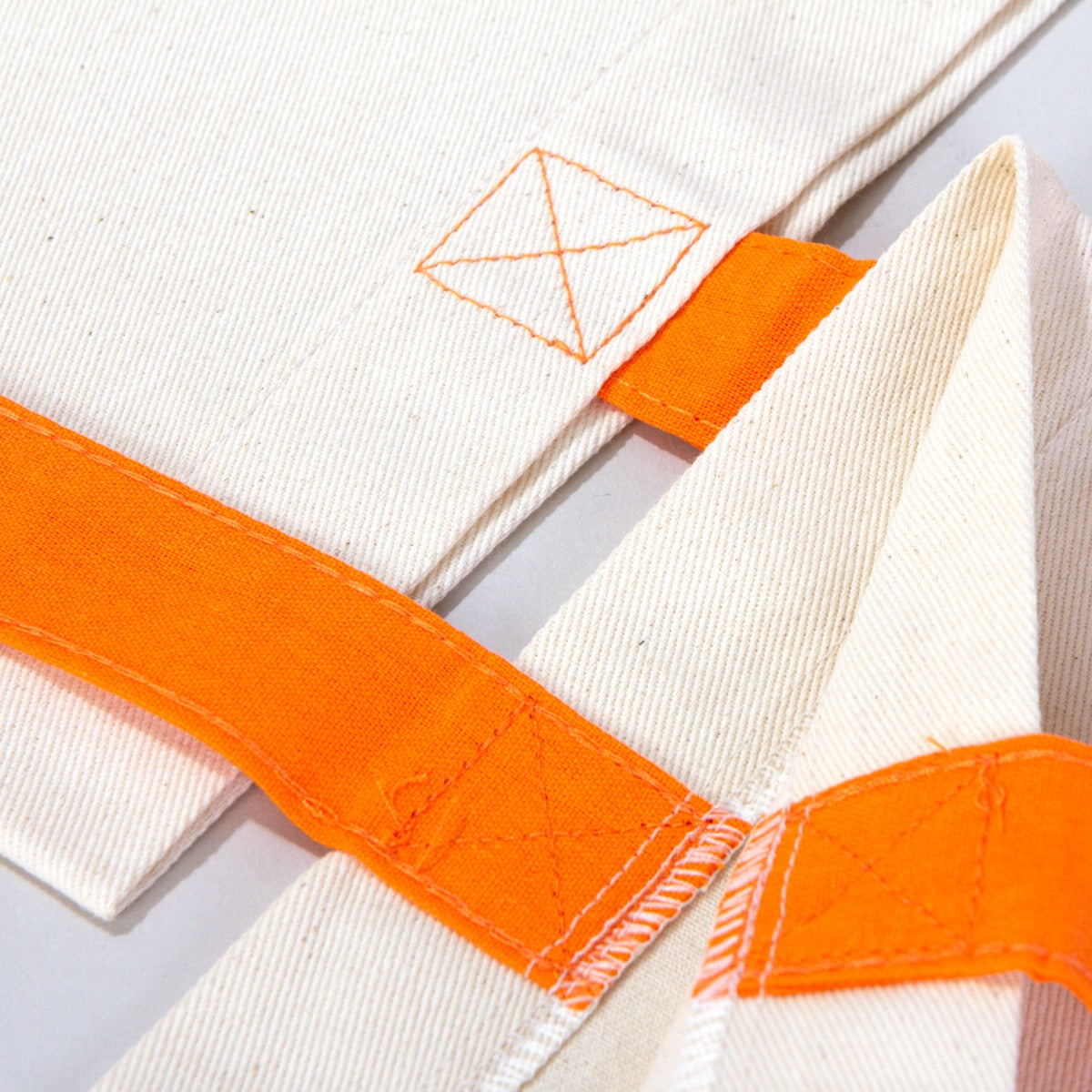 40×35 cm doğal renkli kumaş tote çanta, turuncu askı detayları ve ön yüzünde karne temalı renkli baskı bulunan model.