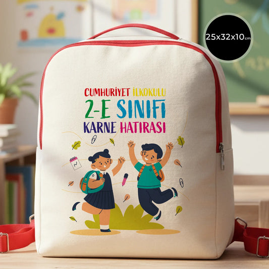 25×32×10 cm ebatlarında, kırmızı fermuarlı okul çantası. Ön yüzünde ürün grubuna ait 18 farklı karne hatırası tasarımından biri bulunur.