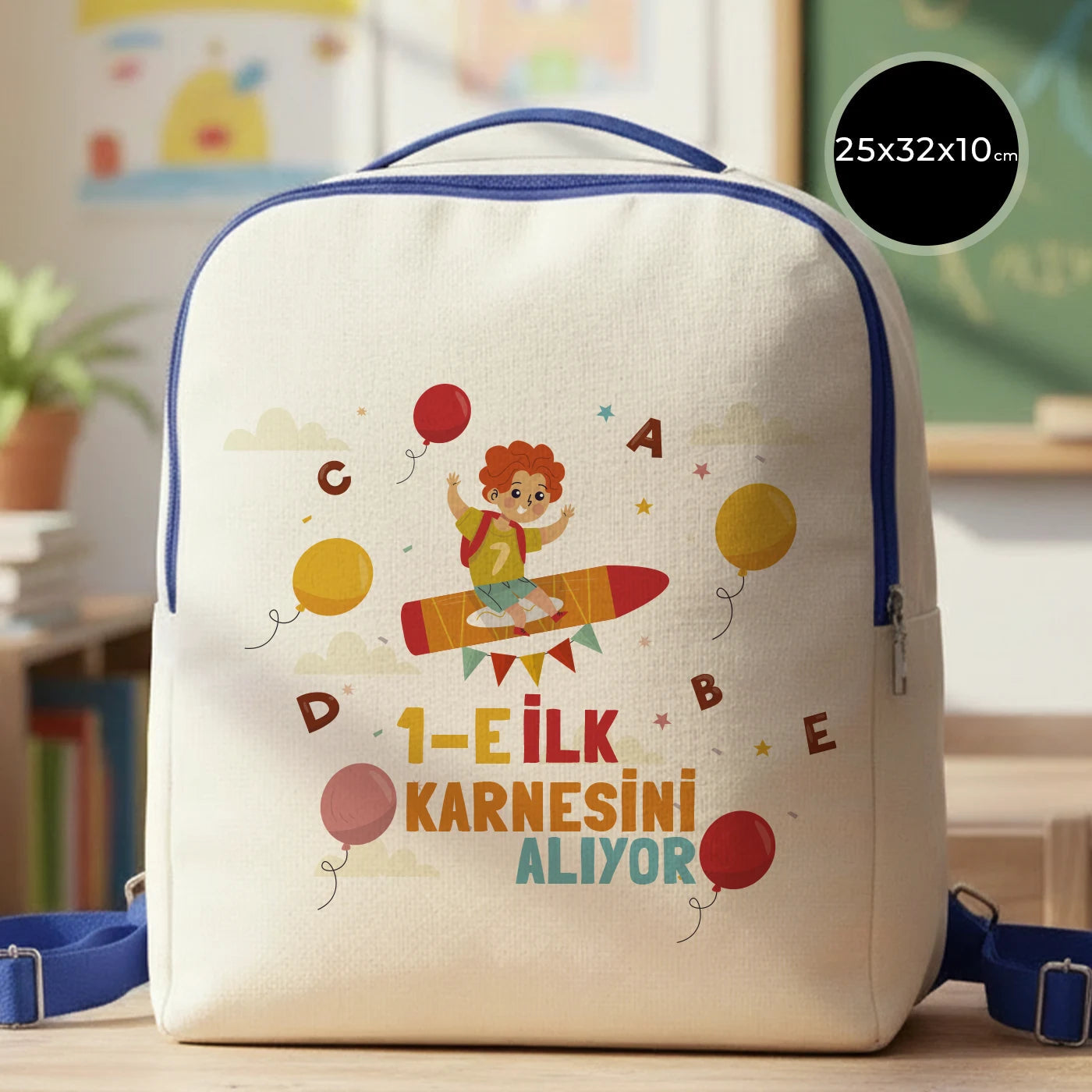 Natural renkte kumaştan yapılmış, mavi fermuarlı ve mavi askılı 25×32×10 cm çantanın ön yüzünde karne günü temalı modellerin yer aldığı renkli bir desenler bulunuyor.