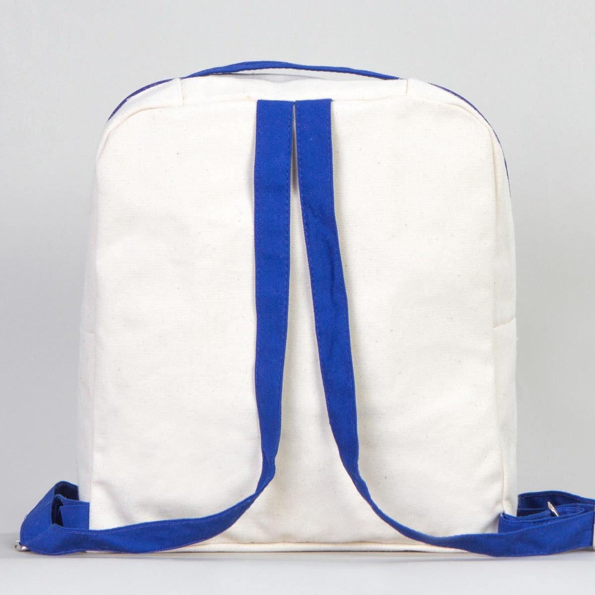 Natural renkte kumaştan yapılmış, mavi fermuarlı ve mavi askılı 25×32×10 cm çantanın ön yüzünde karne günü temalı modellerin yer aldığı renkli bir desenler bulunuyor.