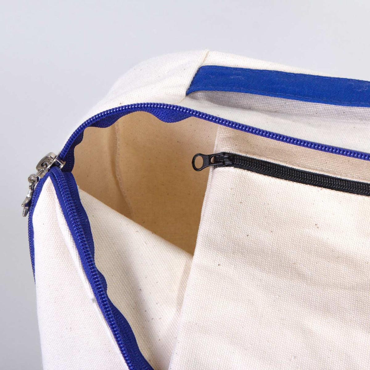 Natural renkte kumaştan yapılmış, mavi fermuarlı ve mavi askılı 25×32×10 cm çantanın ön yüzünde karne günü temalı modellerin yer aldığı renkli bir desenler bulunuyor.