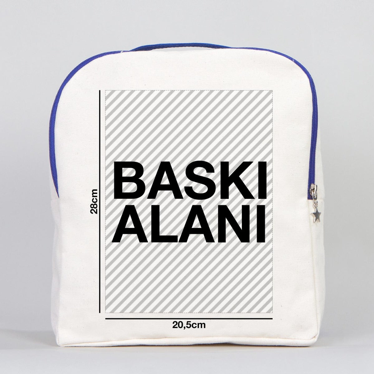 Natural renkte kumaştan yapılmış, mavi fermuarlı ve mavi askılı 25×32×10 cm çantanın ön yüzünde karne günü temalı modellerin yer aldığı renkli bir desenler bulunuyor.