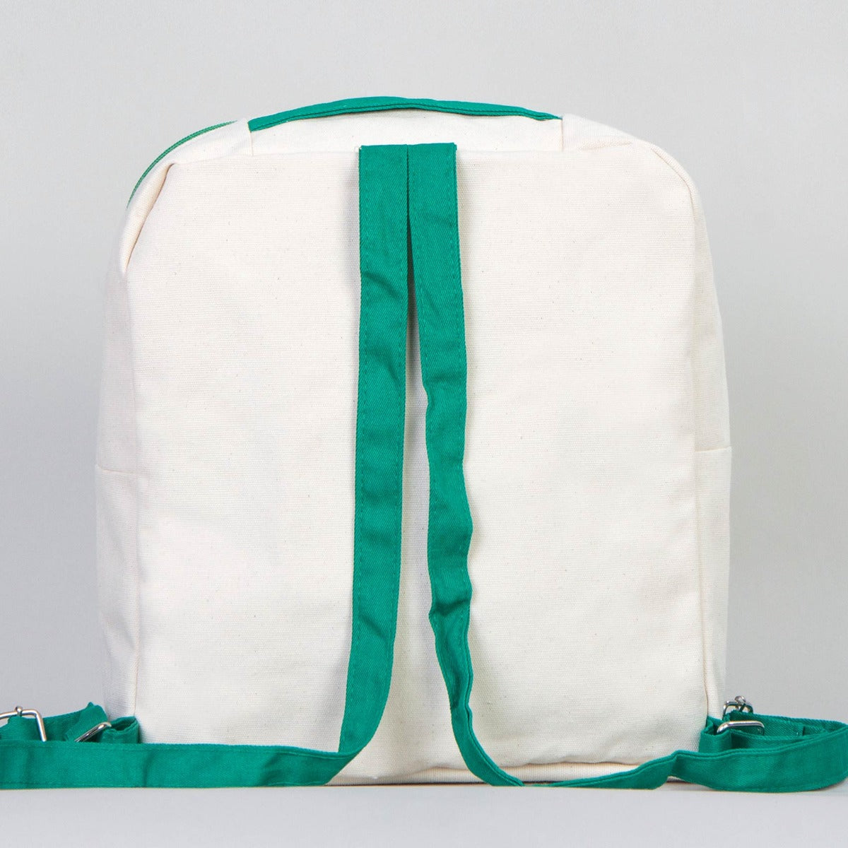 25×32×10 cm doğal renkli kumaştan okul sırt çantası, ön yüzünde karne temalı renkli baskı ve yeşil fermuar detayları bulunan model.