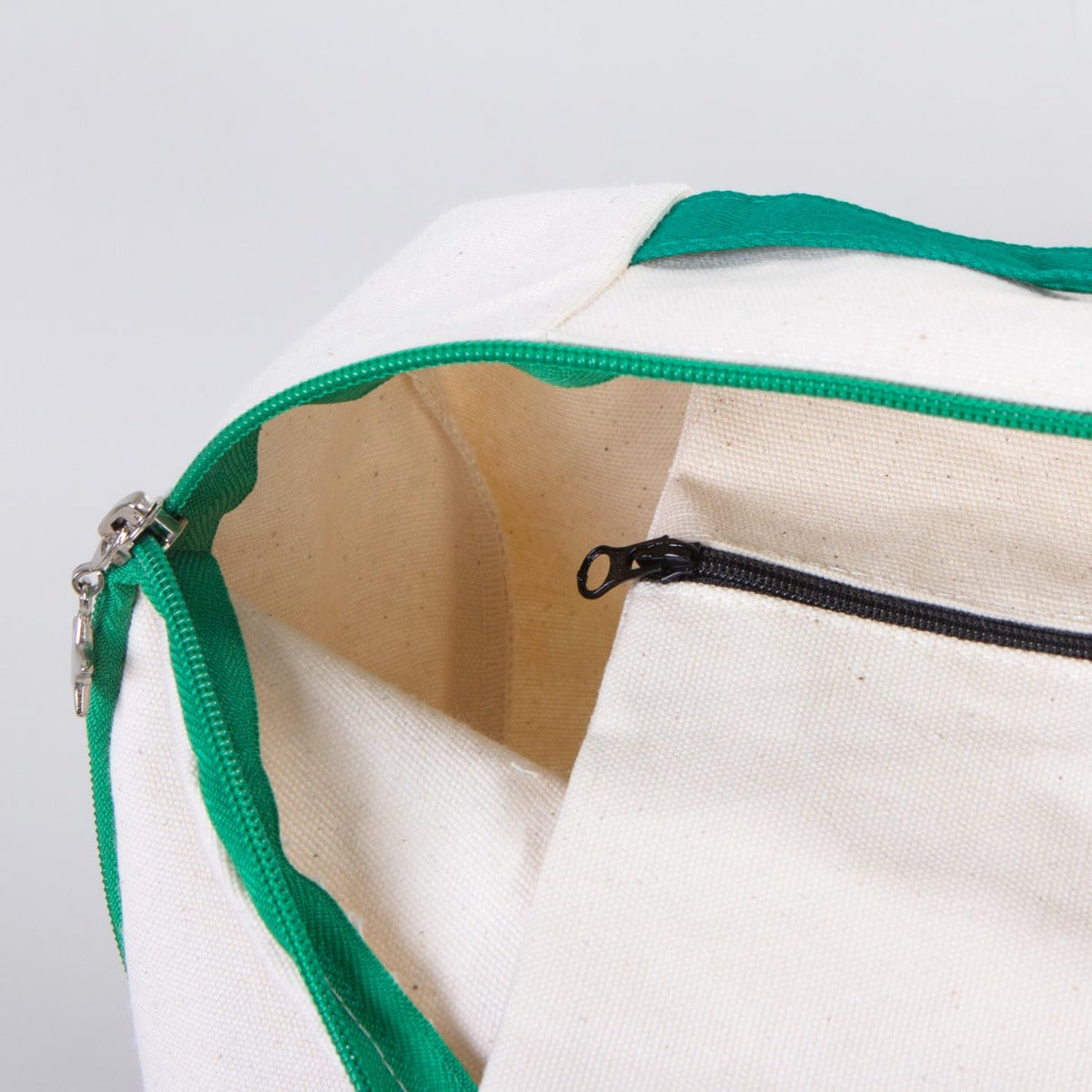 25×32×10 cm doğal renkli kumaştan okul sırt çantası, ön yüzünde karne temalı renkli baskı ve yeşil fermuar detayları bulunan model.