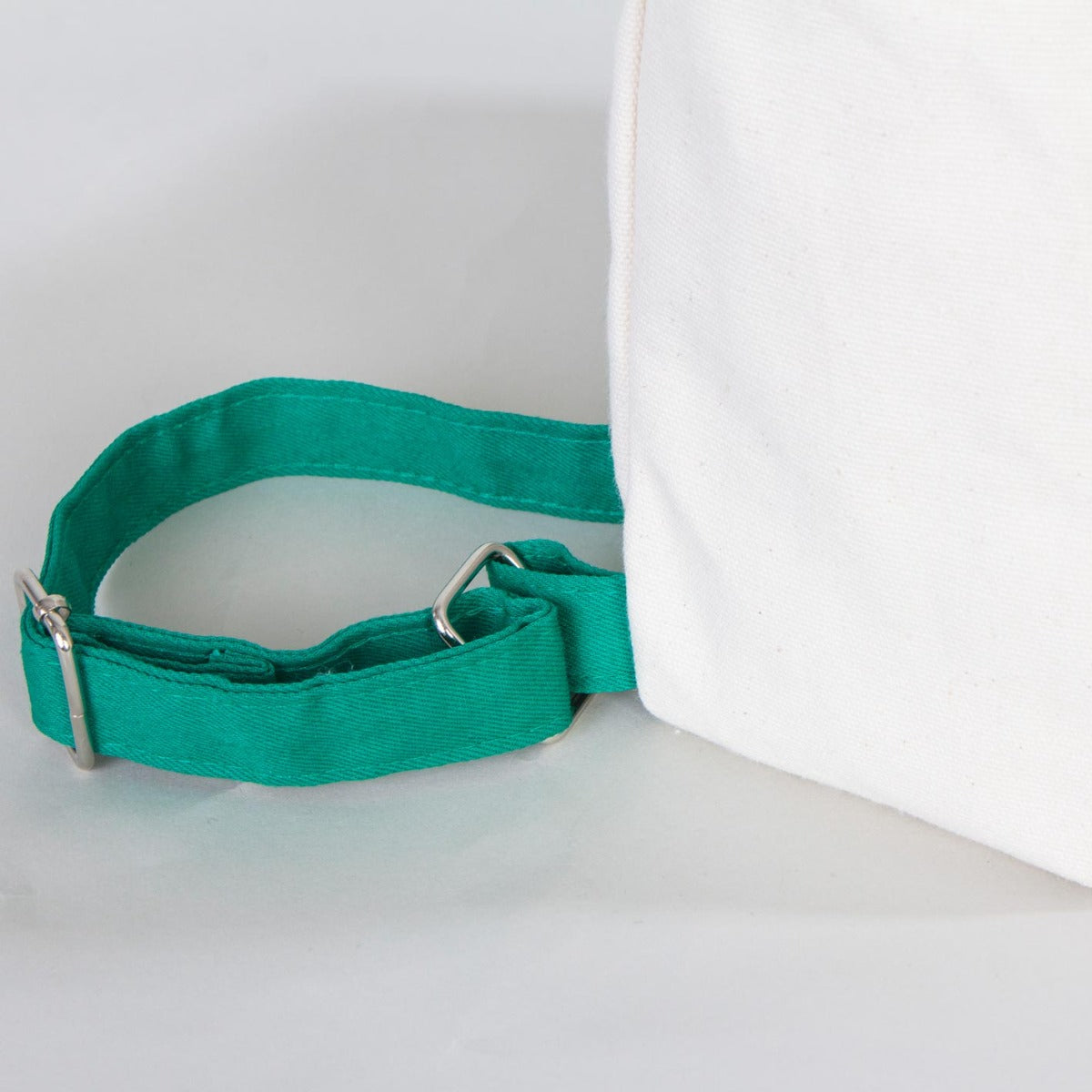 25×32×10 cm doğal renkli kumaştan okul sırt çantası, ön yüzünde karne temalı renkli baskı ve yeşil fermuar detayları bulunan model.