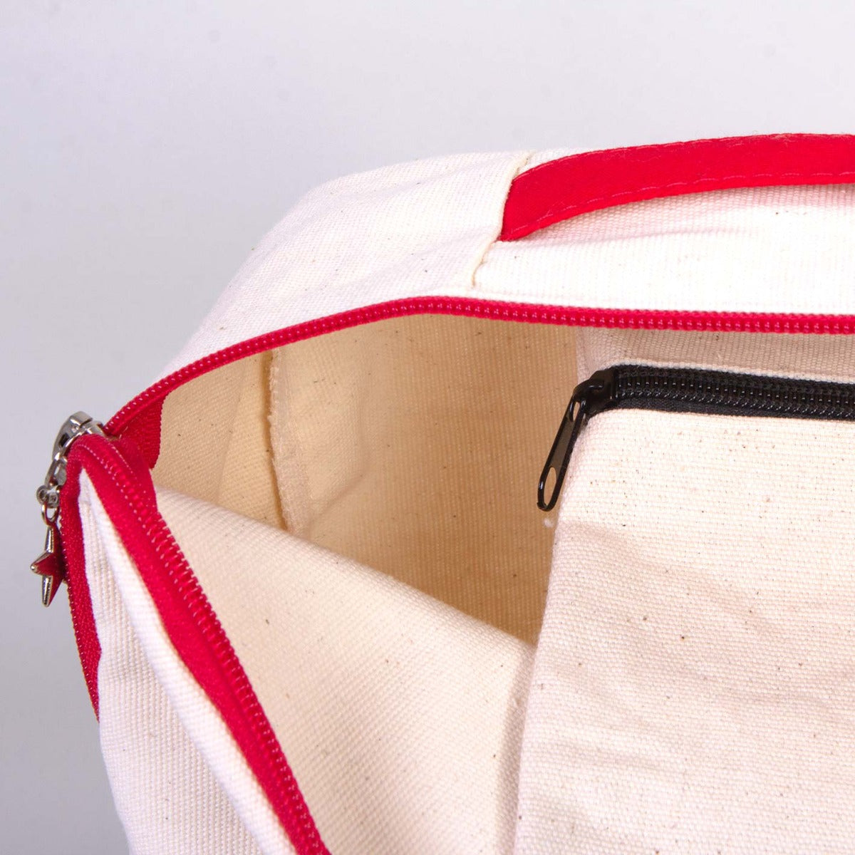 25×32×10 cm ebatlarında, kırmızı fermuarlı okul çantası. Ön yüzünde ürün grubuna ait 18 farklı karne hatırası tasarımından biri bulunur.