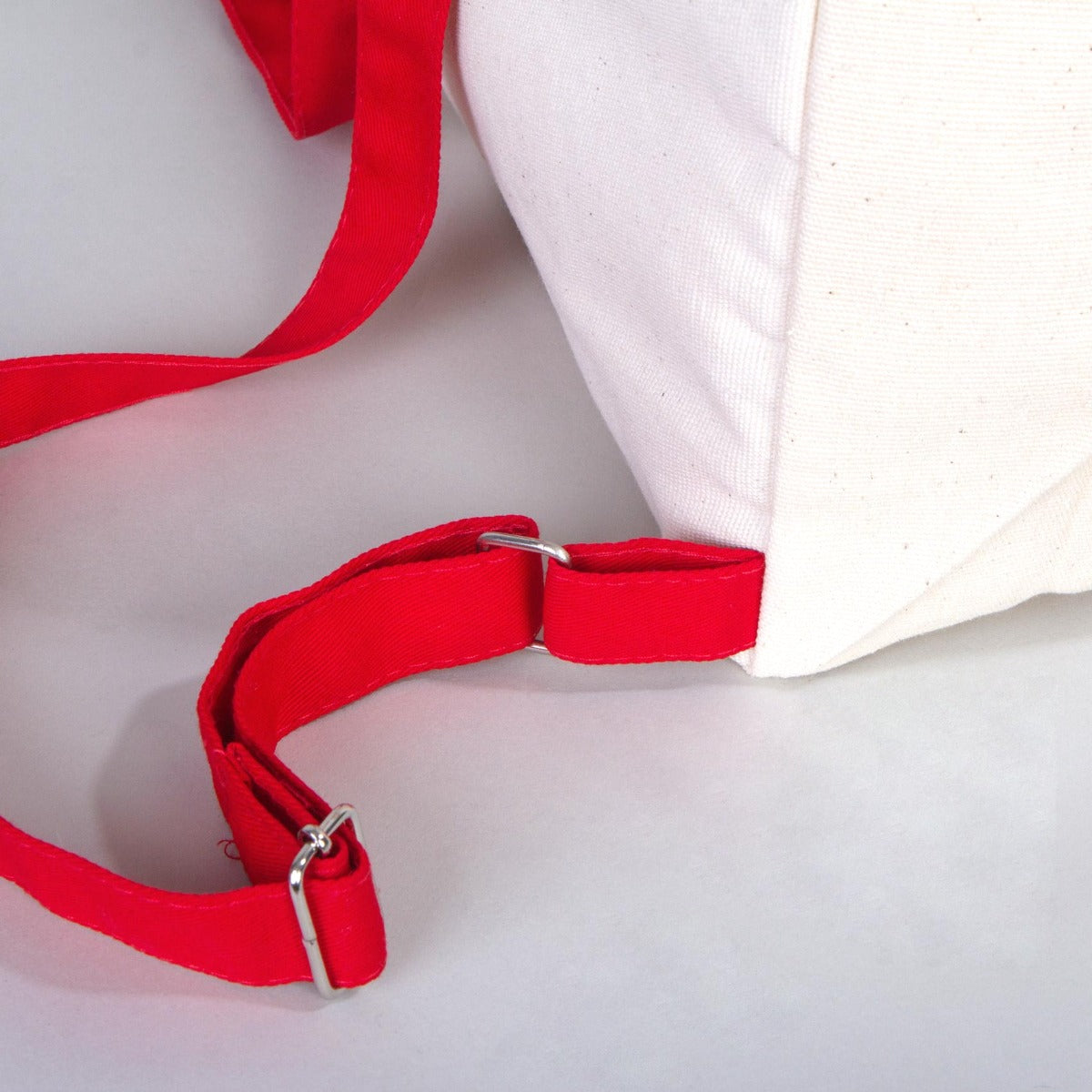 25×32×10 cm ebatlarında, kırmızı fermuarlı okul çantası. Ön yüzünde ürün grubuna ait 18 farklı karne hatırası tasarımından biri bulunur.