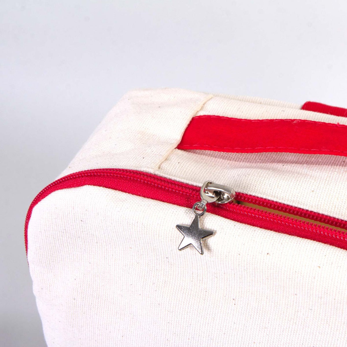 25×32×10 cm ebatlarında, kırmızı fermuarlı okul çantası. Ön yüzünde ürün grubuna ait 18 farklı karne hatırası tasarımından biri bulunur.