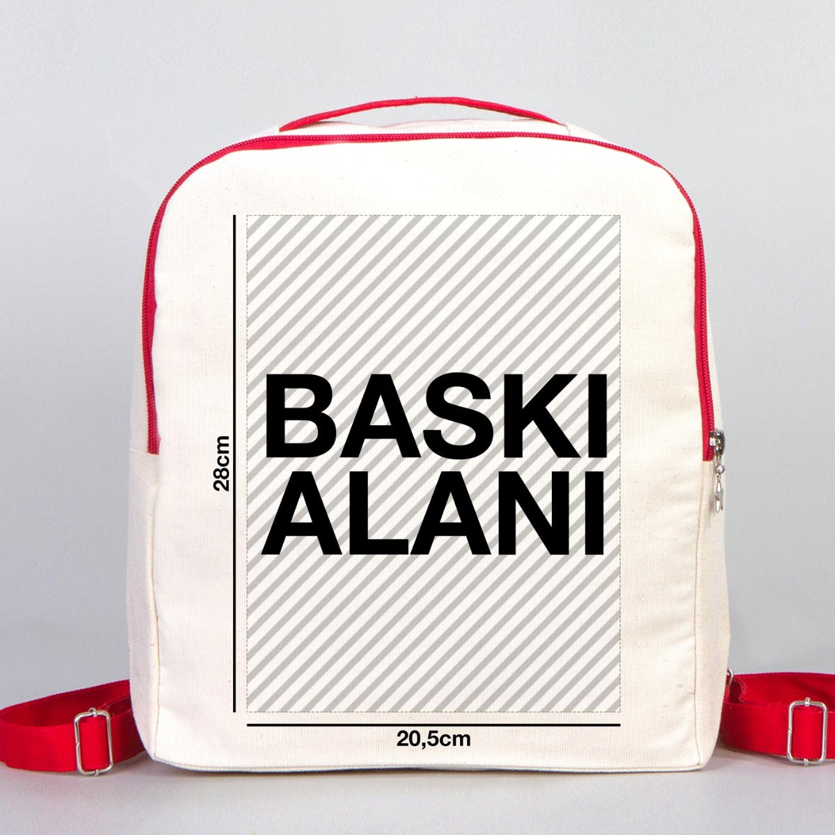 25×32×10 cm ebatlarında, kırmızı fermuarlı okul çantası. Ön yüzünde ürün grubuna ait 18 farklı karne hatırası tasarımından biri bulunur.