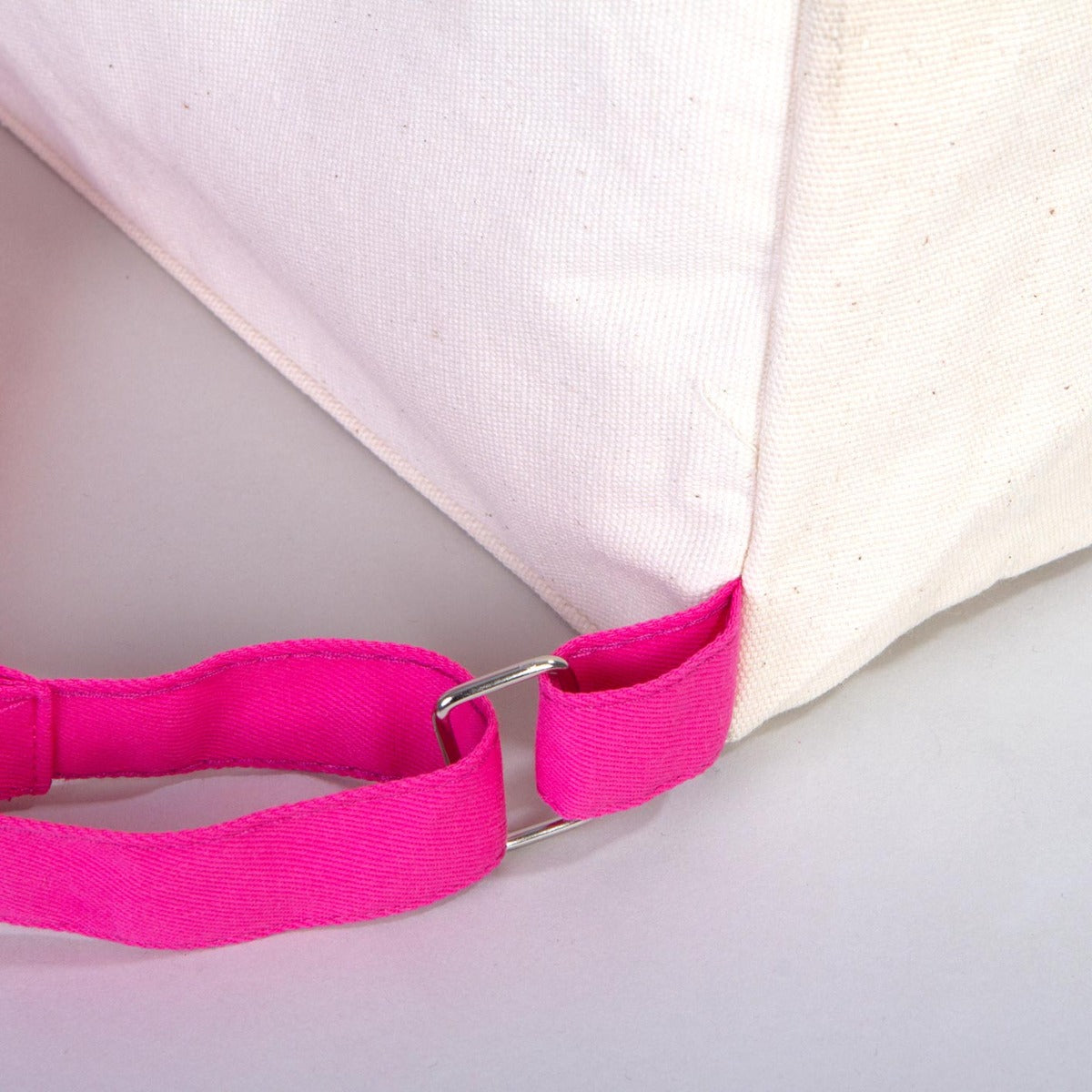 25×32×10 cm okul çantası, pembe fermuarlı; ön yüzünde 18 farklı tasarım seçeneği bulunur.