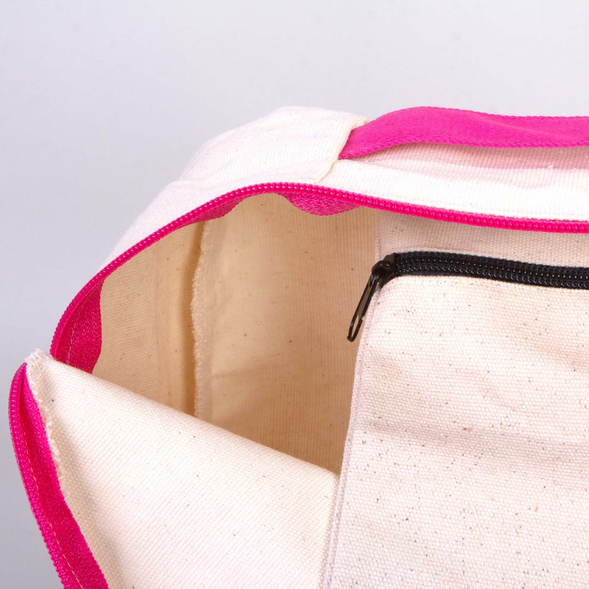 25×32×10 cm okul çantası, pembe fermuarlı; ön yüzünde 18 farklı tasarım seçeneği bulunur.