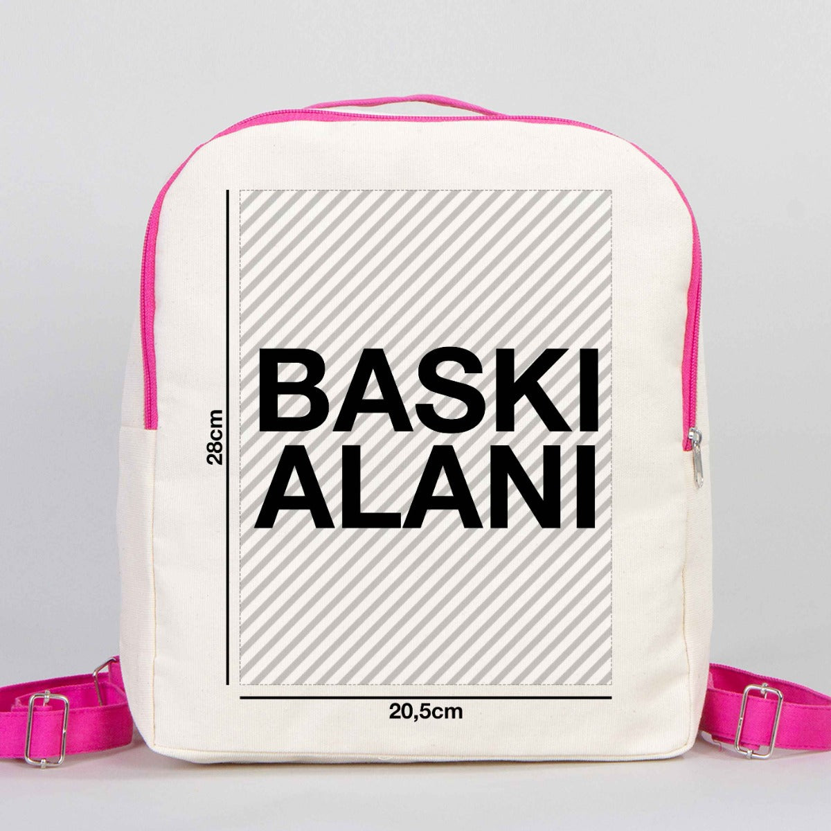 25×32×10 cm okul çantası, pembe fermuarlı; ön yüzünde 18 farklı tasarım seçeneği bulunur.