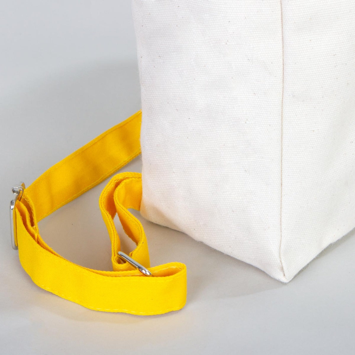 Ham renkli kumaştan, sarı fermuarlı ve ayarlanabilir askılı sırt çantası. Ön yüzünde  karne günü temalı özelleştirilebilir 25×32×10 cm çanta.