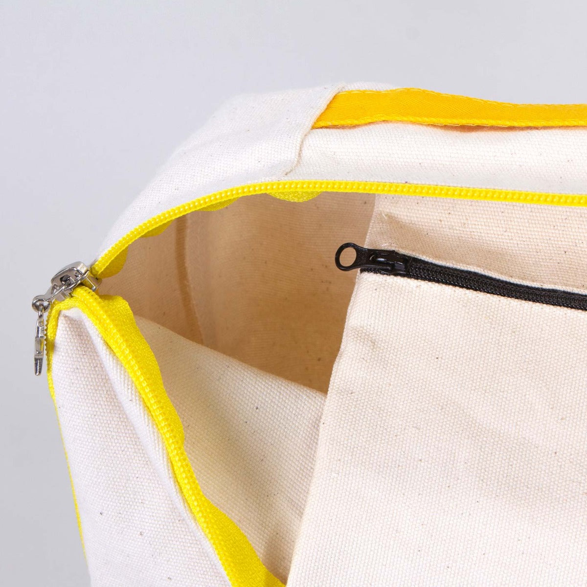 Ham renkli kumaştan, sarı fermuarlı ve ayarlanabilir askılı sırt çantası. Ön yüzünde  karne günü temalı özelleştirilebilir 25×32×10 cm çanta.