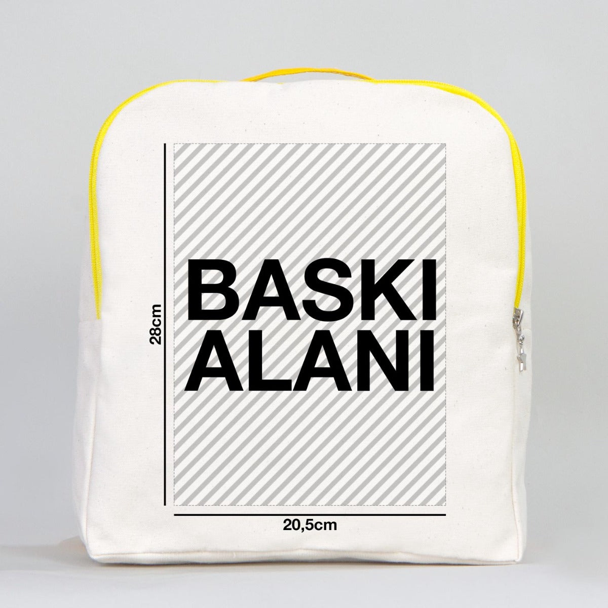 Ham renkli kumaştan, sarı fermuarlı ve ayarlanabilir askılı sırt çantası. Ön yüzünde  karne günü temalı özelleştirilebilir 25×32×10 cm çanta.