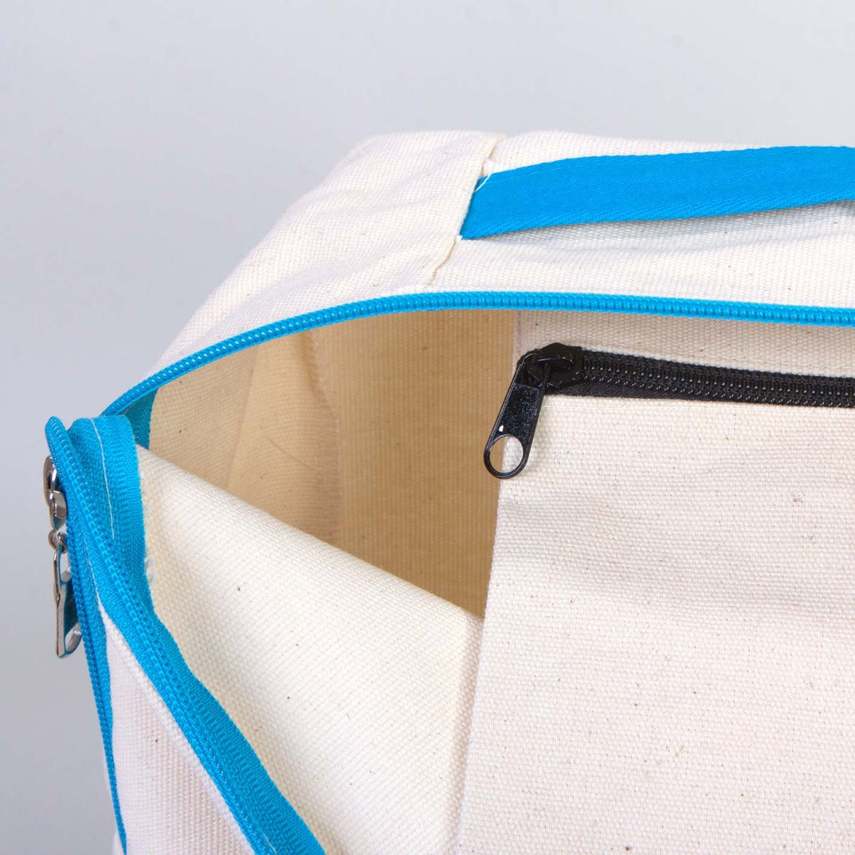 İyi Tatiller baskılı, turkuaz fermuarlı ve turkuaz askılı 25×32×10 cm bez sırt çantası; kitap ve balon desenli okul temalı çanta