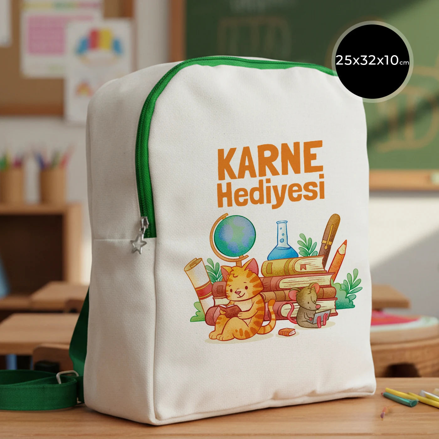 25×32×10 cm doğal renkli kumaştan okul sırt çantası, ön yüzünde karne temalı renkli baskı ve yeşil fermuar detayları bulunan model.