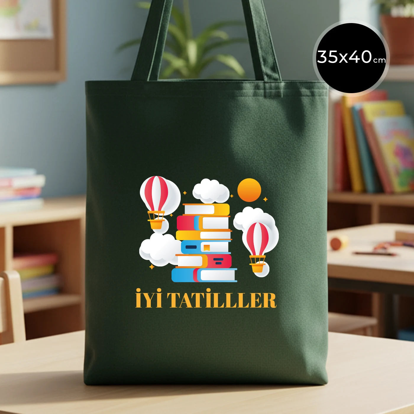 35×40 cm yeşil renkli kumaş tote çanta, ön yüzünde karne ve tatil temalı renkli baskı bulunan model.
