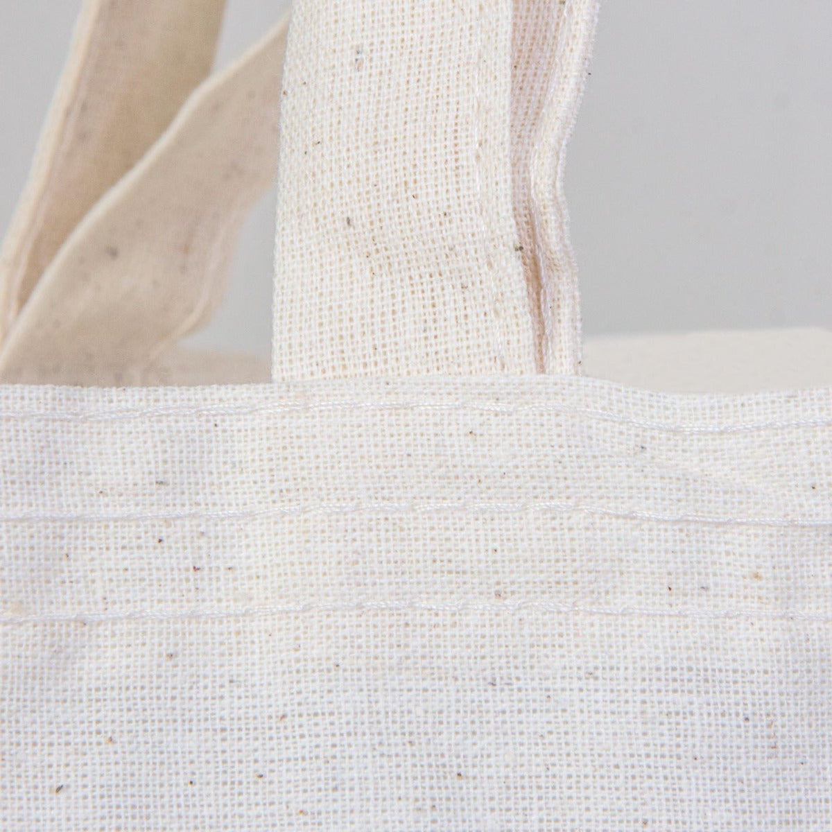 40×40 cm naturel kanvas çantanın ön yüzünde, ürün grubuna ait 18 farklı desen seçeneğinden biri bulunur.