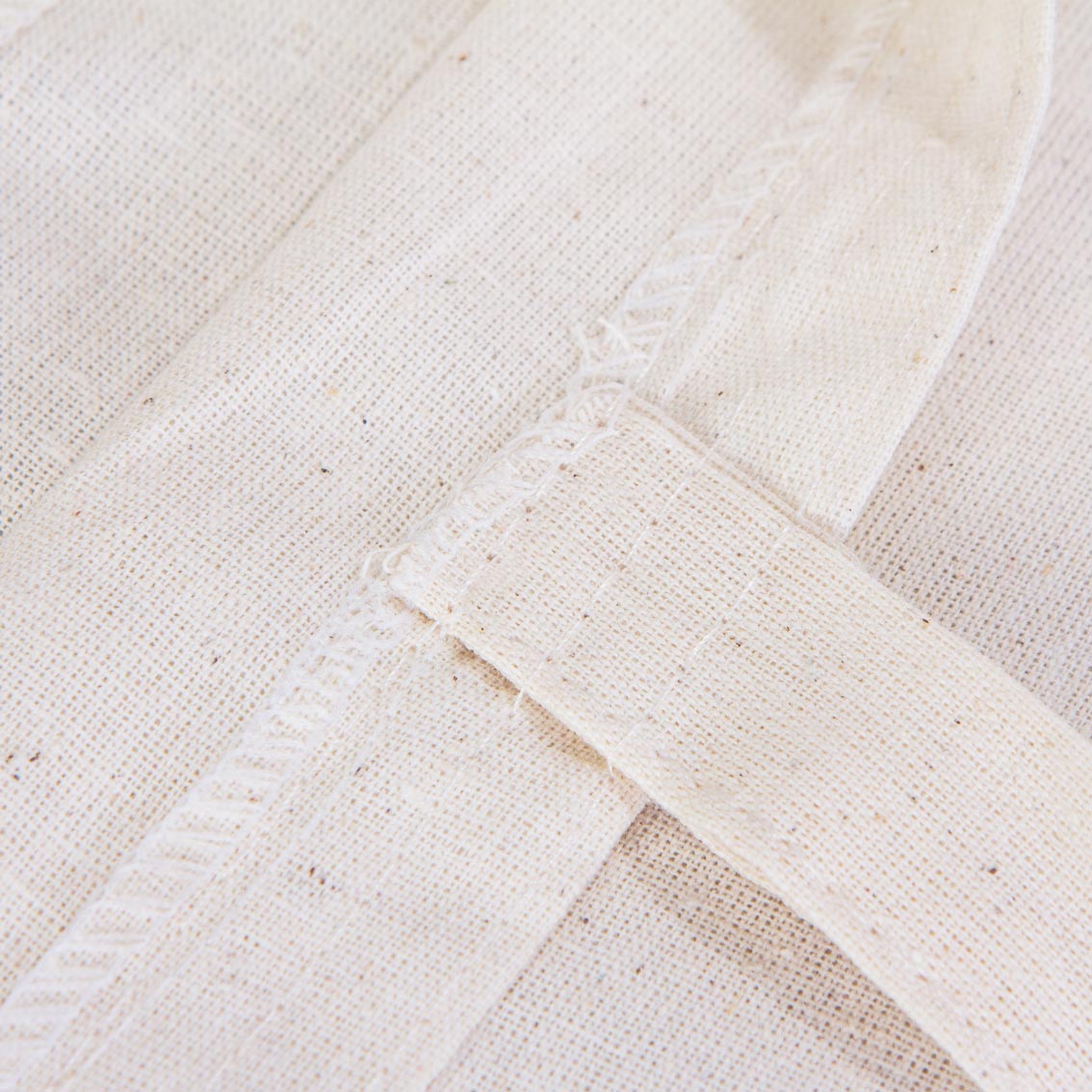 40×40 cm naturel kanvas çantanın ön yüzünde, ürün grubuna ait 18 farklı desen seçeneğinden biri bulunur.